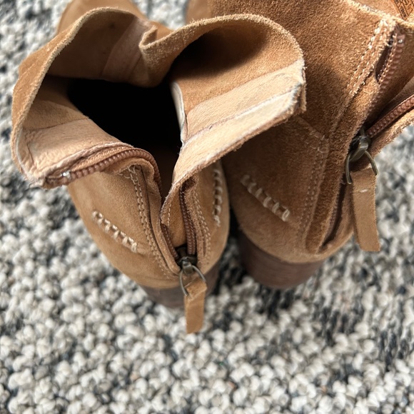 Ugg suede boots with heel - Picture 2 of 5